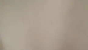Mi hermano concertó una cita con una joven guapa de pelo corto y pechos grandes. Le hizo sexo oral a quemarropa y la follaron dos veces mientras cabalgaba encima. Si te gusta, no te lo pierdas.
