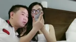 老哥越南约了个高颜值眼镜妹子TP啪啪 骑乘大力猛操呻吟娇喘非常诱人 很是诱惑喜欢不要错过