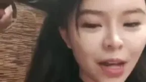幼教老师小悦儿和闺蜜发廊剪发勾引了理发师回宿舍啪啪4P大战