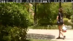 雌犬は犯されるのが大好きで、黒いロープで縛られ、彼女のマンコからは大量の水が漏れます