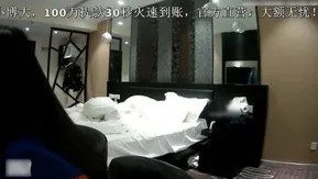 胸大性感的大学美女上课时间偷偷到学校附近的酒店见异地男网友,三言二语哄到床上啪啪