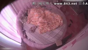 小さなホテルのセクシーな丸いベッドで昼休みに不倫関係にある中年男性と女性が盗撮されていた。男性は携帯でAVを見ながらセックスしていた。女性は激しく首を振っていた。