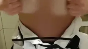 Fille très tendre et mignonne se masturbe et vend des vidéos