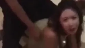 El servicio de la chica del karaoke es realmente bueno. No me canso de mi boca en la sala privada. Tengo que follarla en el baño.
