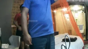 主题酒店：小哥不远万里到异地私会微信女网友见面就开操,一天竟狠狠操了4次