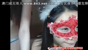 双女姐妹花淫乱的直播现场，自摸抠穴互舔奶头好一个春色无边
