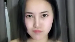 Una chica guapa con bonitos pechos, buenas palabras y habilidades provocadoras de primer nivel.