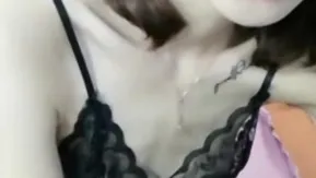 肤白貌美穿着性感情趣内衣美女主播和土豪炮友直播啪啪啪 在床上被疯狂输出