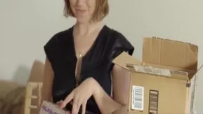 美女购买情趣用品发骚了快递员性福先享受一番啪啪操穴作品,妹子身材不错腿长逼嫩猛插玩的很爽啊赞