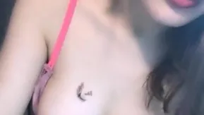 颜值不错美乳女主播漏奶诱惑 奶子又大又挺奶头很大看着挺诱人