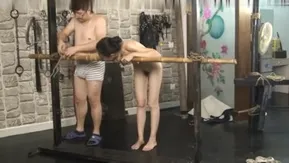 El estudio SM del hermano KK ató a una hermosa modelo china con una figura sexy y hermosos pechos a un perchero y la folló en su coño para ver lo pervertido que se veía. La niña gritaba como un cerdo masacrado en versión original de 1080P.