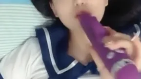 新人の美人キャスターが有料生放送番組に出演しており、無毛の膣内に膣液が大量にあります。