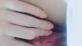 颜值不错大眼妹子洗完澡诱惑下 床上掰开逼逼自摸下毛毛比较浓密 很是诱惑喜欢不要错过