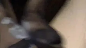 风韵犹存的熟女性感黑丝袜足交，踩得鸡巴忍不住喷了～