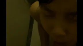 洗澡洗到鸡动硬梆梆，只好让小女友帮忙消消火～