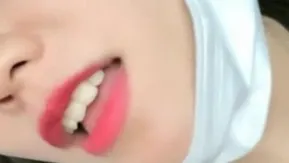 爆乳勾搭一姐李菲儿车上玩跳蛋搞得自己慾火焚身，赴酒店与白领小帅哥激烈啪啪~