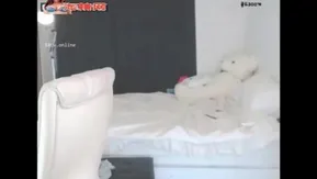为了增加点阅率~美乳主播到床上去空干一波！！