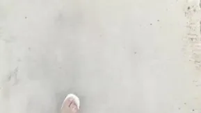 阳光明媚的午后就是要在大自然打一炮，留下爱液的痕迹~