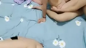2对男女在家多人运动，4P啪啪真是刺激~