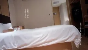 A transmissão ao vivo de Pequeno Tesouro às Flores em Shenzhen filmou secretamente uma garota esbelta namorando, com cabelos longos e rosto sério, e a penetração lateral a fez parecer animada !!