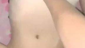 性感美乳粉嫩妹子和炮友约啪，插得她淫叫连连下面湿一片~