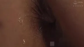 被人虐待还绑在柱子上被拳交的可怜熟女