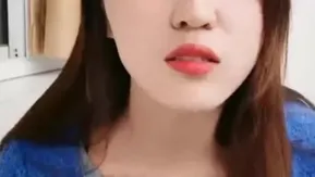 女大生上课偷开直播~露出胸部是一定要的！