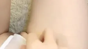小柄な体型のかわいい女の子 [リトル ワイルドキャット] がソファの上で T バックでお尻を上げ、小さなバイブをマッサージ器に挿入してオナニーします。お好きなら、ぜひお見逃しなく。