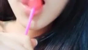 这个小萝莉也太可爱了 很喜欢和狼友聊天 喜欢吃棒棒糖 舔的好有滋味 练过舞蹈身体很柔软 太想舔这一字马姿势了