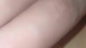 睡觉前给老婆吃安眠药，躲进被窝里抠舔插粉嫩鲍鱼，老婆迷迷糊糊中很听话一顿狂插