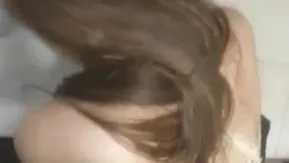 吃宵夜灌醉美女同事带回宿舍请她吃鸡巴呕吐物把床都弄脏了在地板干她