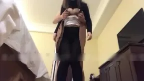 饥渴难耐的人妻，衣服都不脱就让我操她