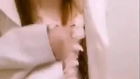 美女はリモコンを使ってホテルのウェイターを騙し、その太った男が部屋に入ってきて彼女を投げ倒し、レイプしたと口実にした。