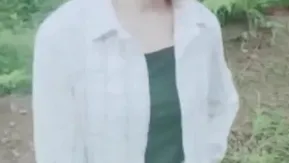 两个村姑模样的零零后小姐妹和个鸡巴还挺大的青年到山上林中野战
