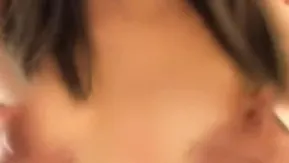 穿马甲蕾丝情趣内衣，丁字裤的骚妇自慰，寂寞难耐求人操