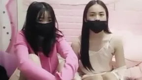 三個極品美少女帶倆小帥哥直播5P掰開小粉逼給你看輪換無套操各種姿勢