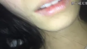 孤独に暮らしている離婚した美しい女性は、あまりの寂しさに耐えられず、ネチズンと会話し、酔った勢いでホテルに連れて行きます。彼女が目を覚ますと、彼女は抵抗しません。