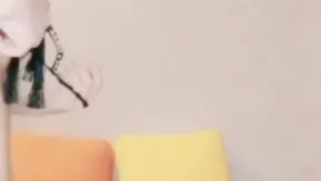 [Fuite d'une ancre chinoise] Une jolie fille aux gros seins se montre en train de se toucher dans une tenue sexy. Elle se frotte la chatte sur le canapé et enfile sa chatte sans entrejambe. Cela a l'air très tentant. .