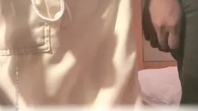 网红脸外围小姐姐，美乳白嫩，翘臀高耸