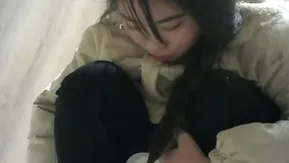 商场女厕全景偷拍美女尿尿穿着睡衣拖鞋居然出现在商场厕所