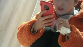 商场女厕全景偷拍手持红色手机气质美少妇