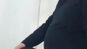 甘いルックスのハンサムな小さなふしだらな女、パパは私を激しく犯し、ふしだらな女と話し続けました