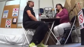 パートの人妻さんが若い従業員をこっそり連れ込んで楽しむヤリ部屋になっているバイト先の休憩室07