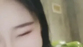 刚花大价钱做完整形美容的网红妹子在网吧玩露出被隔壁小伙发现