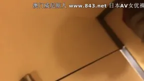 校花级高颜值性感美女和情人餐厅私会见面时2人偷偷到洗手间关着门开干搞完后又把她带回出租屋猛操
