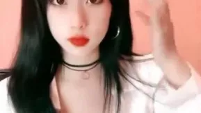 (西西老婆)妹子穿着超短牛仔裤和白衬衫 超显身材