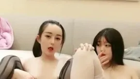 小热巴和闺蜜轮流和粉丝啪啪