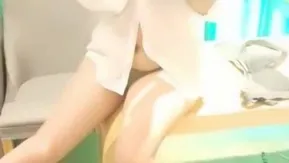 孩子刚满月的少妇,乳汁喷射
