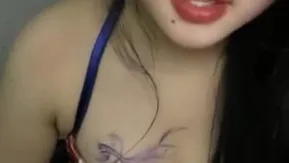 (卡戴珊妹妹)嘴里咬着自己的内裤自慰