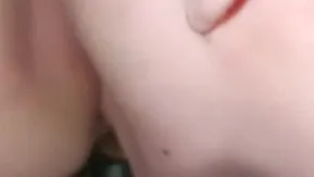 骚气满点的漂亮妹子，吹到让哥哥冻未条❤ 只好赶快插入免得没用到鲍鲍!